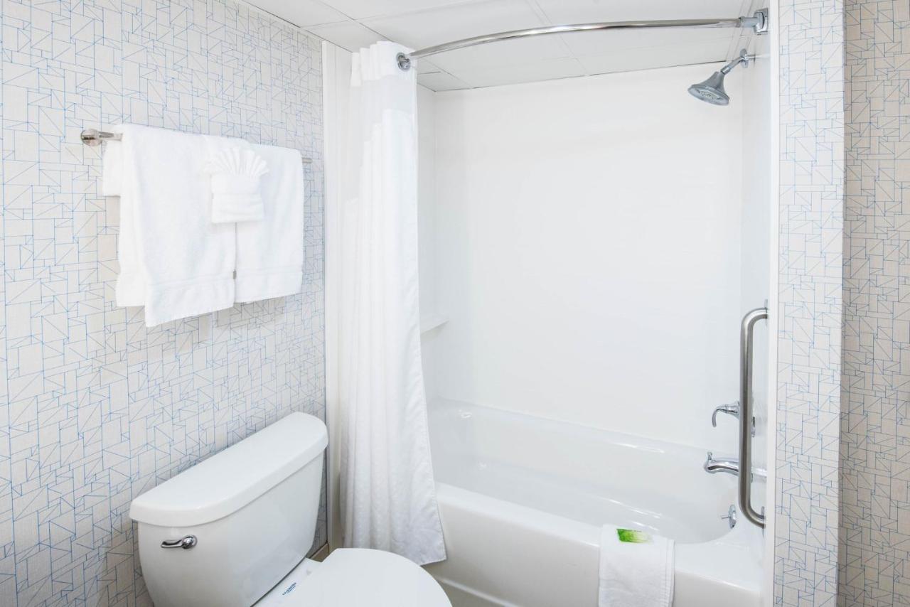 אבנל Holiday Inn Express Woodbridge By Ihg מראה חיצוני תמונה
