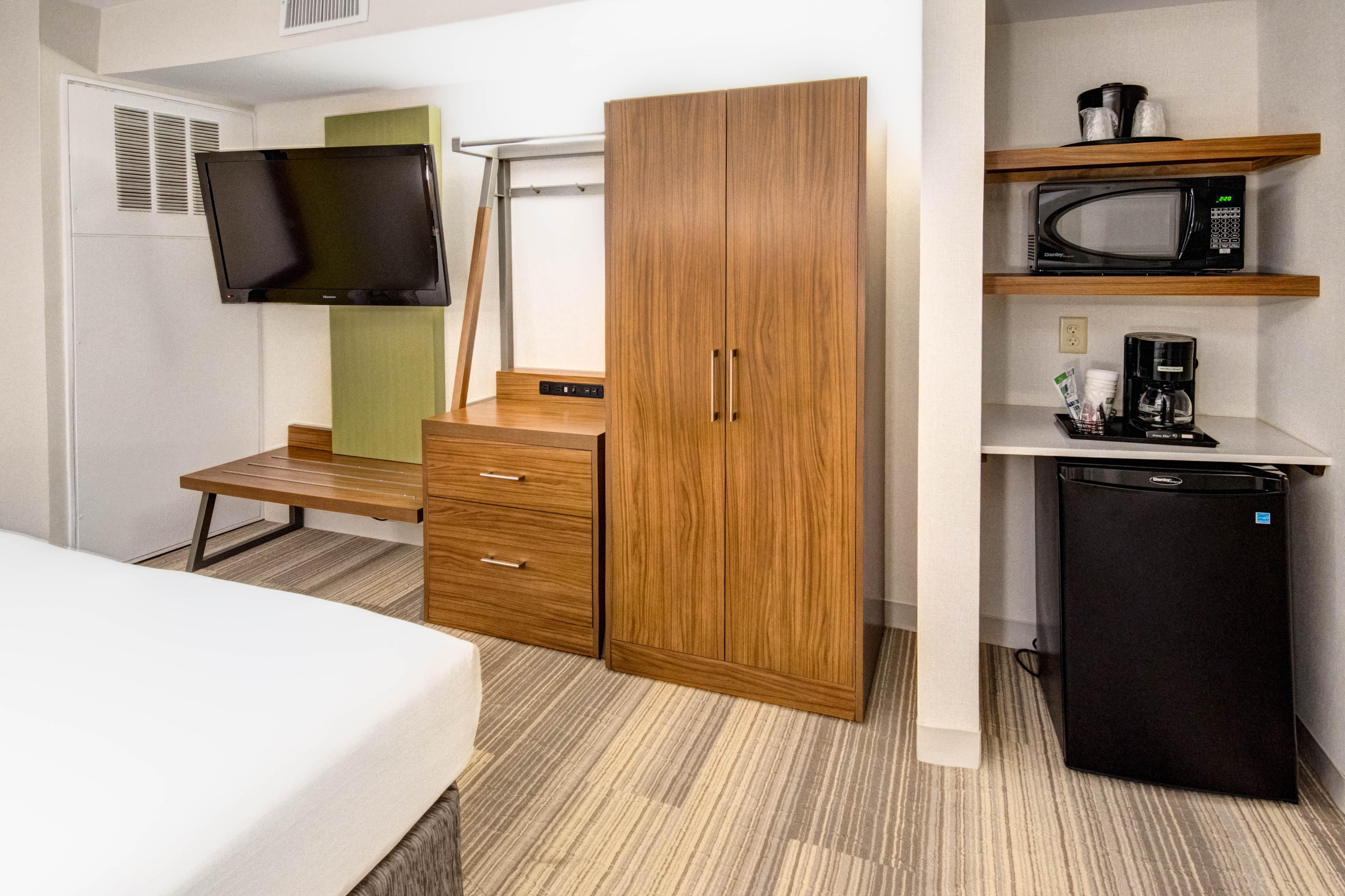 אבנל Holiday Inn Express Woodbridge By Ihg מראה חיצוני תמונה