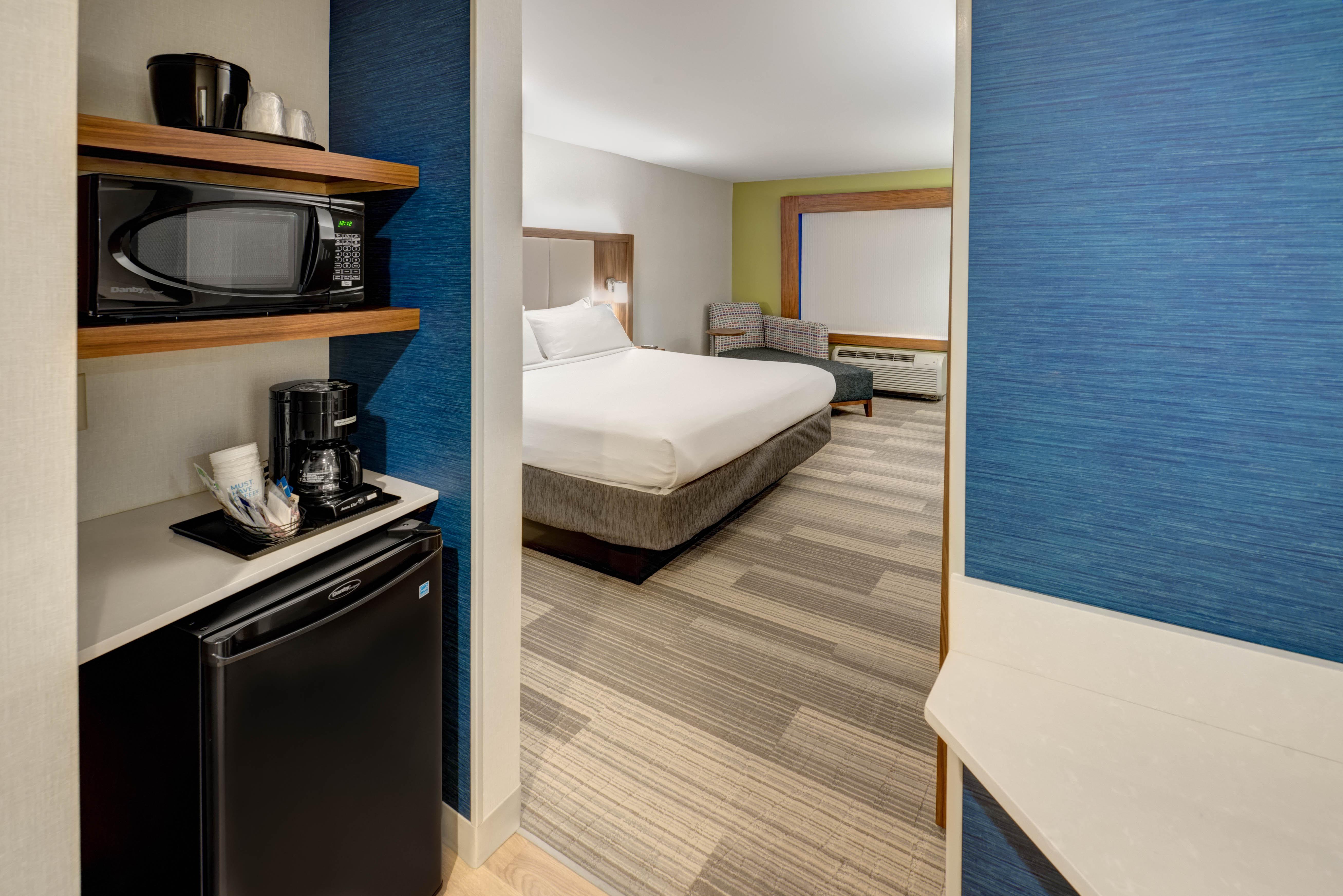 אבנל Holiday Inn Express Woodbridge By Ihg מראה חיצוני תמונה