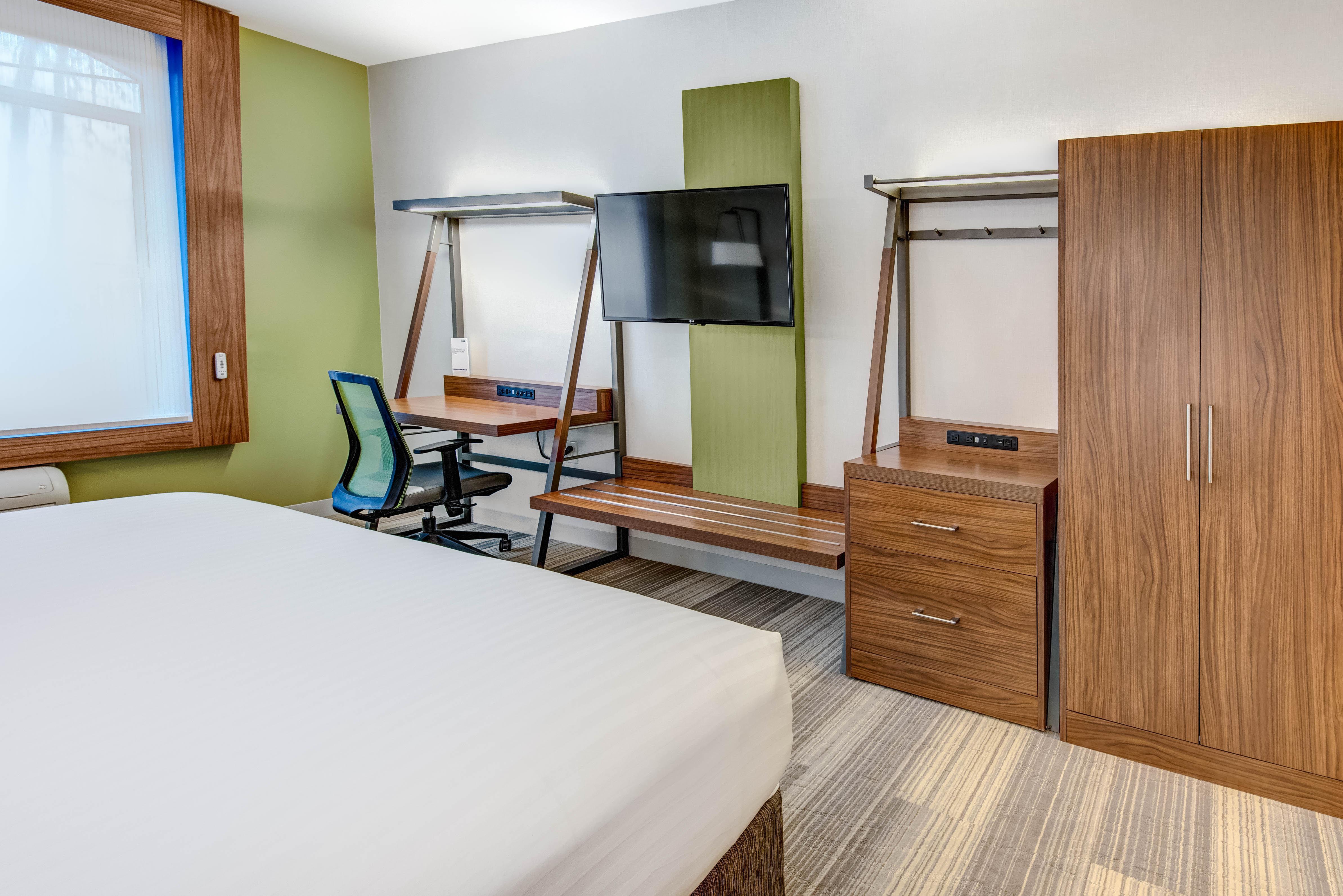 אבנל Holiday Inn Express Woodbridge By Ihg מראה חיצוני תמונה