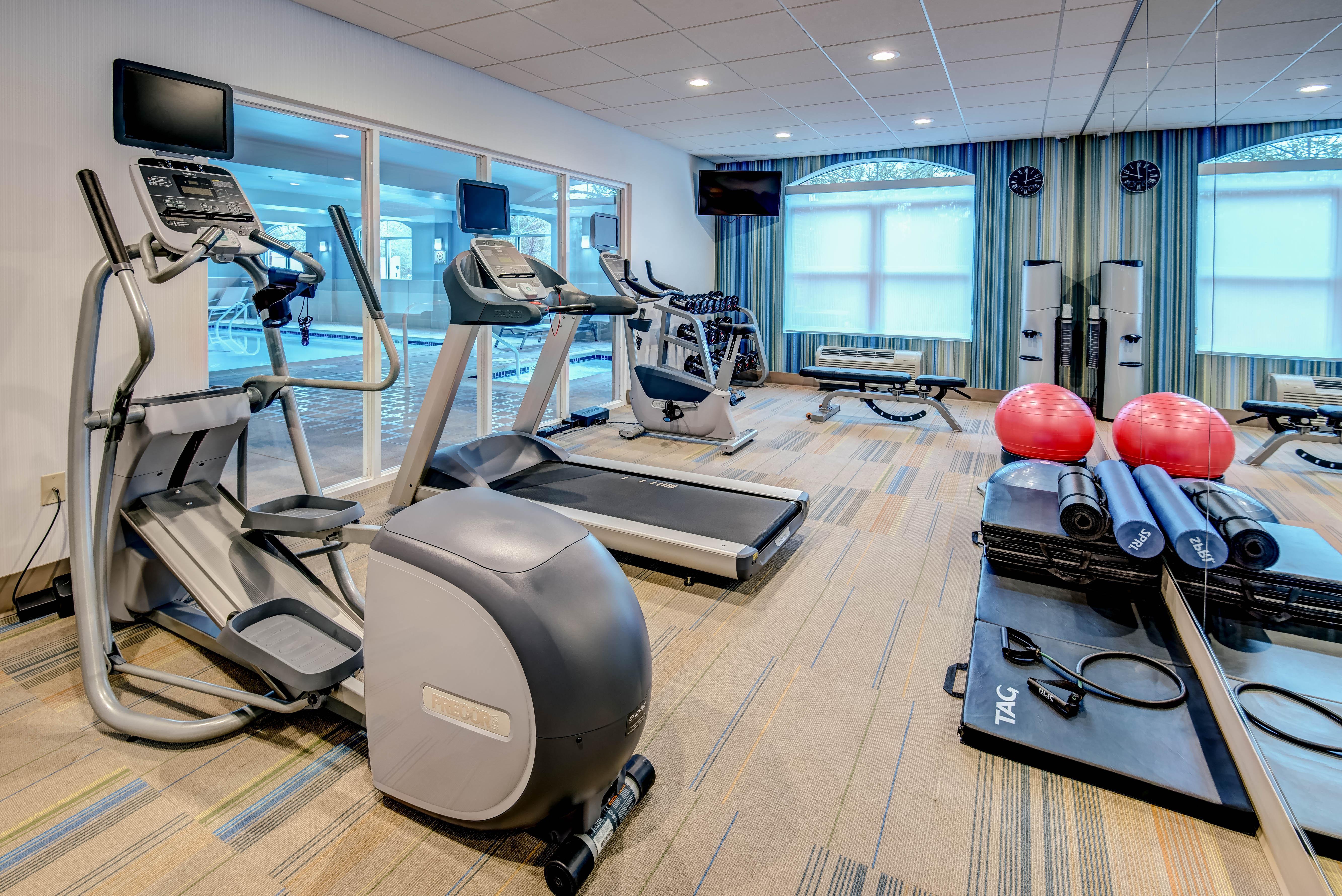 אבנל Holiday Inn Express Woodbridge By Ihg מראה חיצוני תמונה