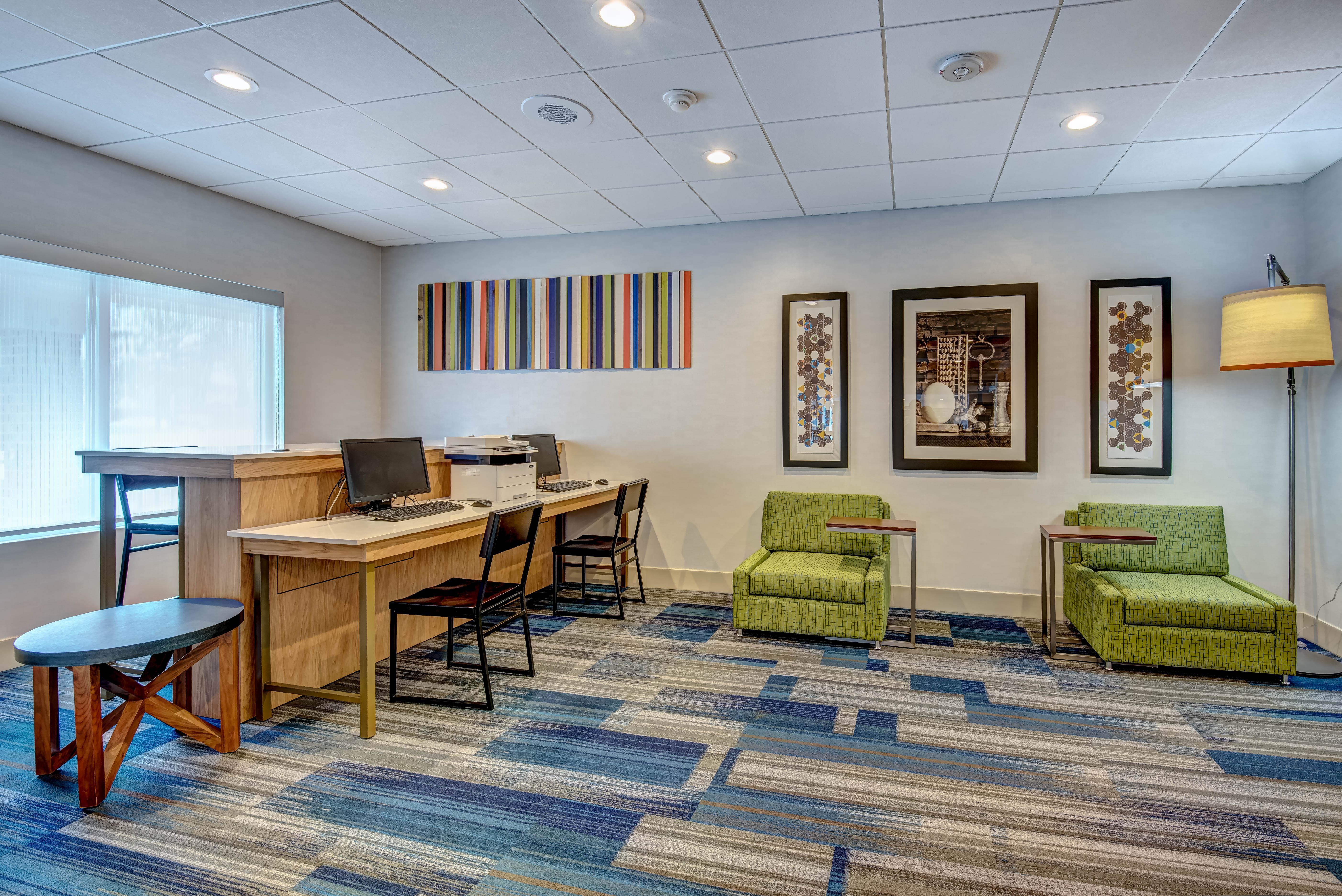 אבנל Holiday Inn Express Woodbridge By Ihg מראה חיצוני תמונה