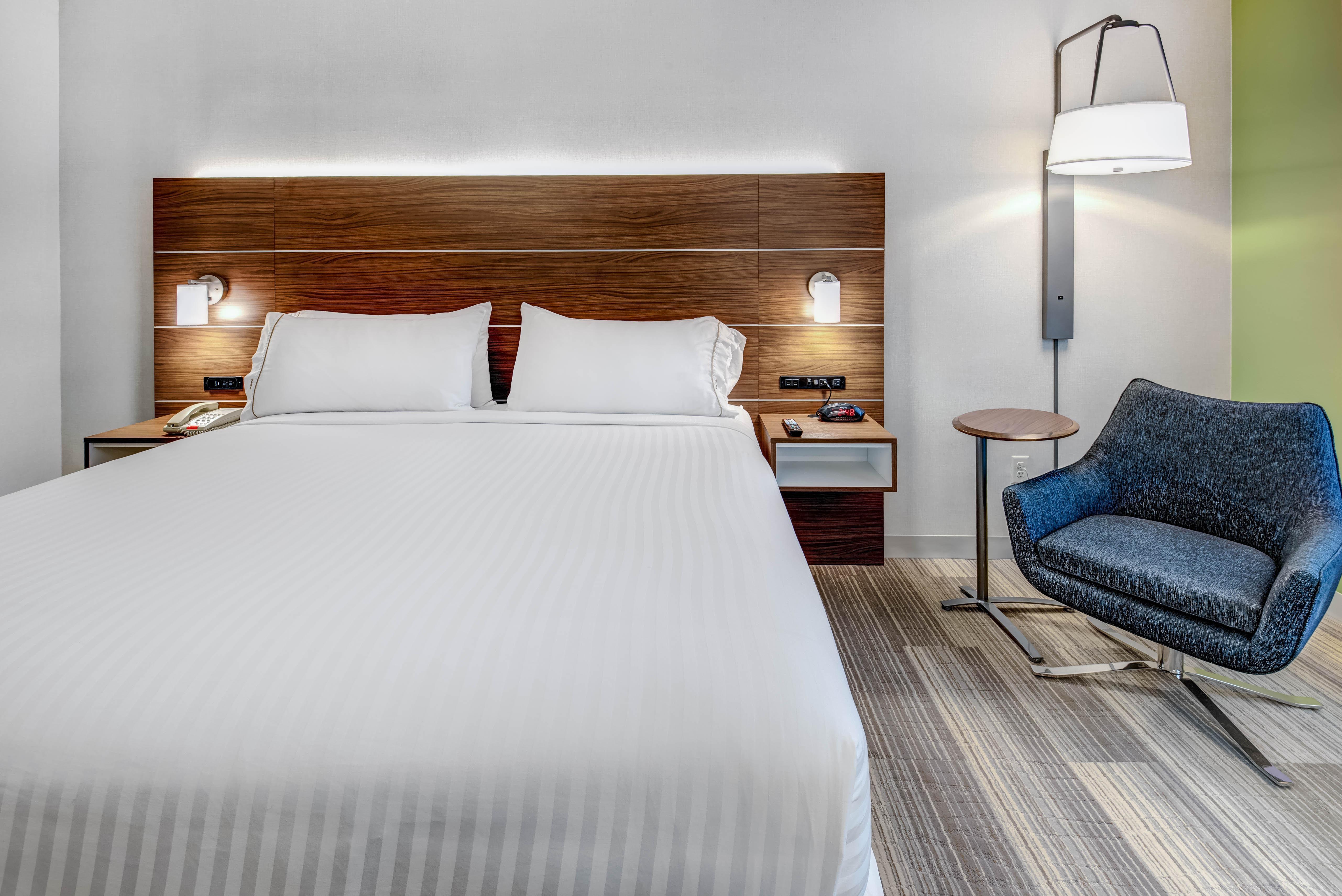 אבנל Holiday Inn Express Woodbridge By Ihg מראה חיצוני תמונה