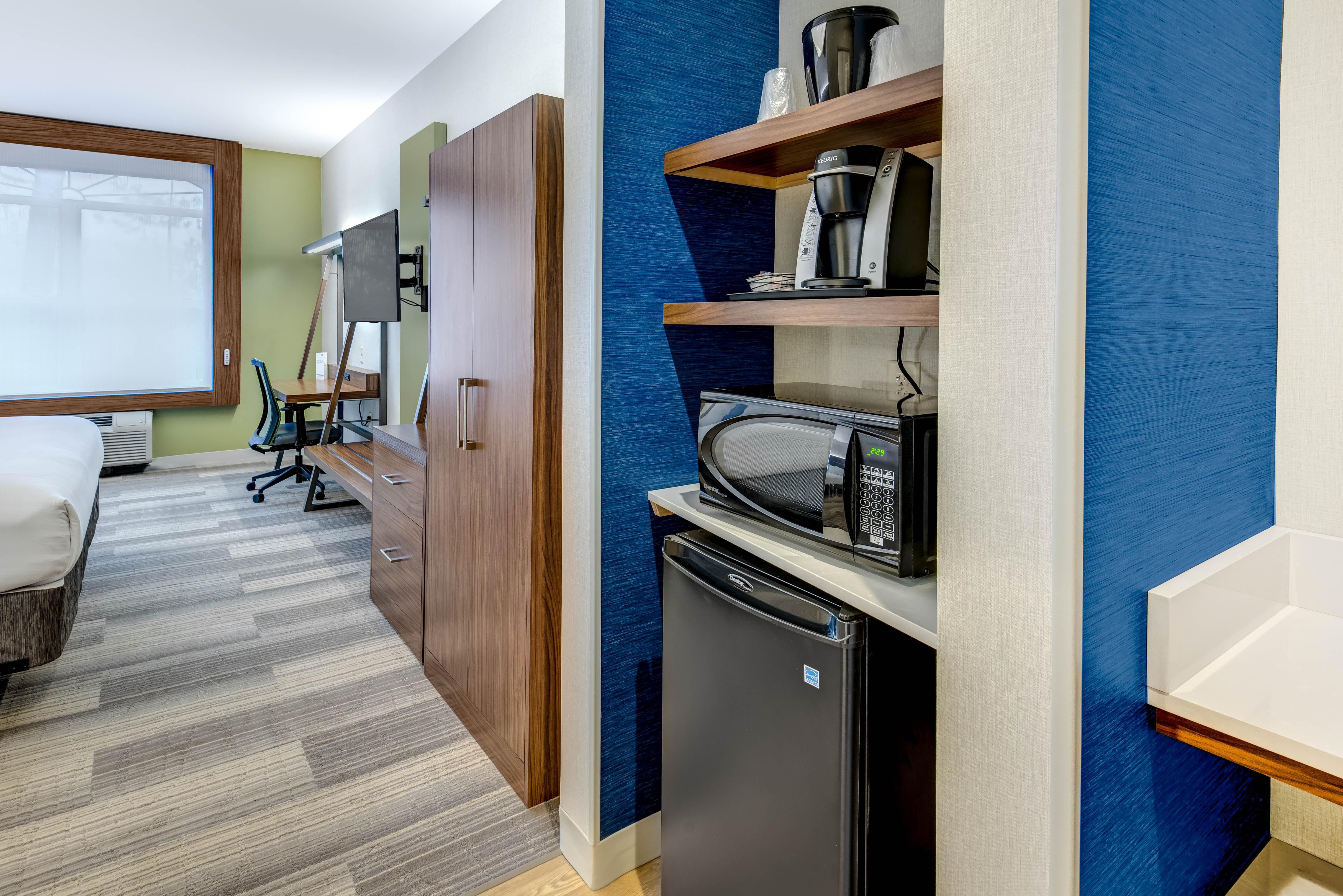 אבנל Holiday Inn Express Woodbridge By Ihg מראה חיצוני תמונה