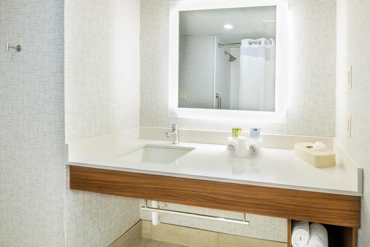 אבנל Holiday Inn Express Woodbridge By Ihg מראה חיצוני תמונה