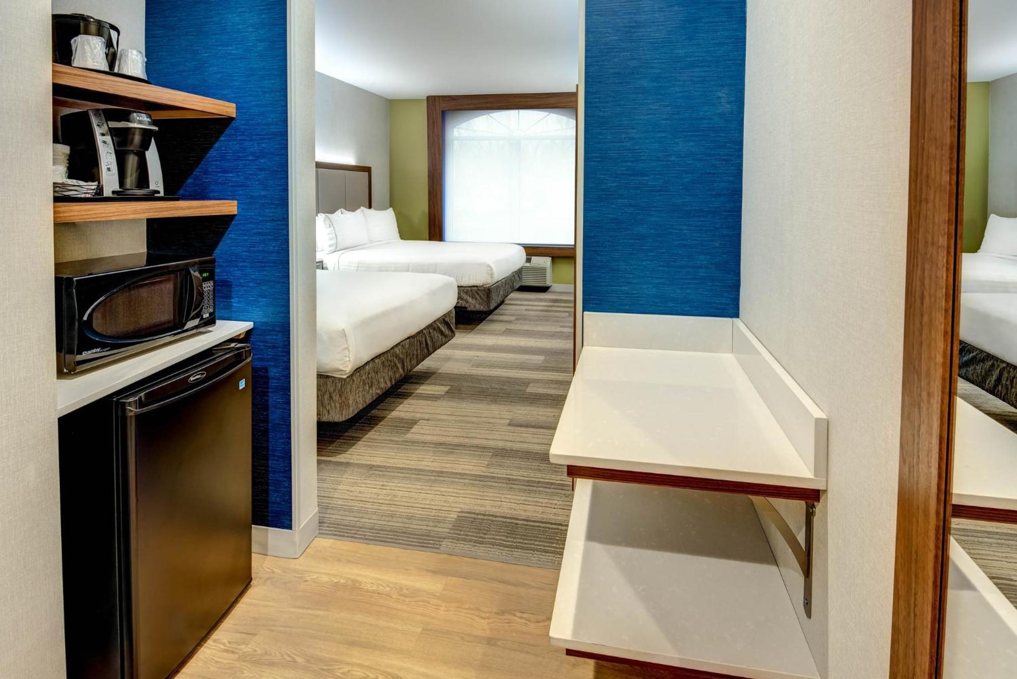 אבנל Holiday Inn Express Woodbridge By Ihg מראה חיצוני תמונה