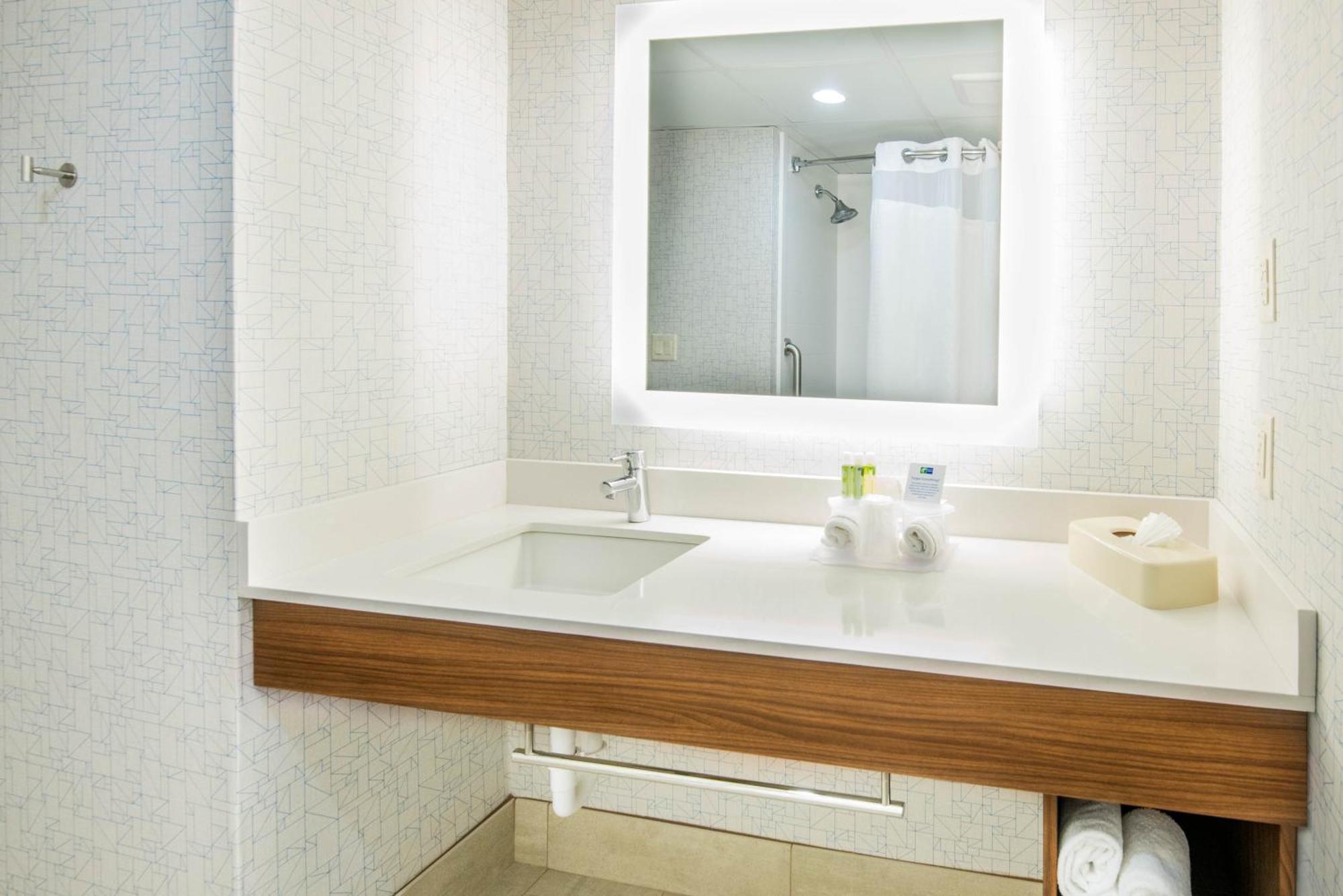 אבנל Holiday Inn Express Woodbridge By Ihg מראה חיצוני תמונה