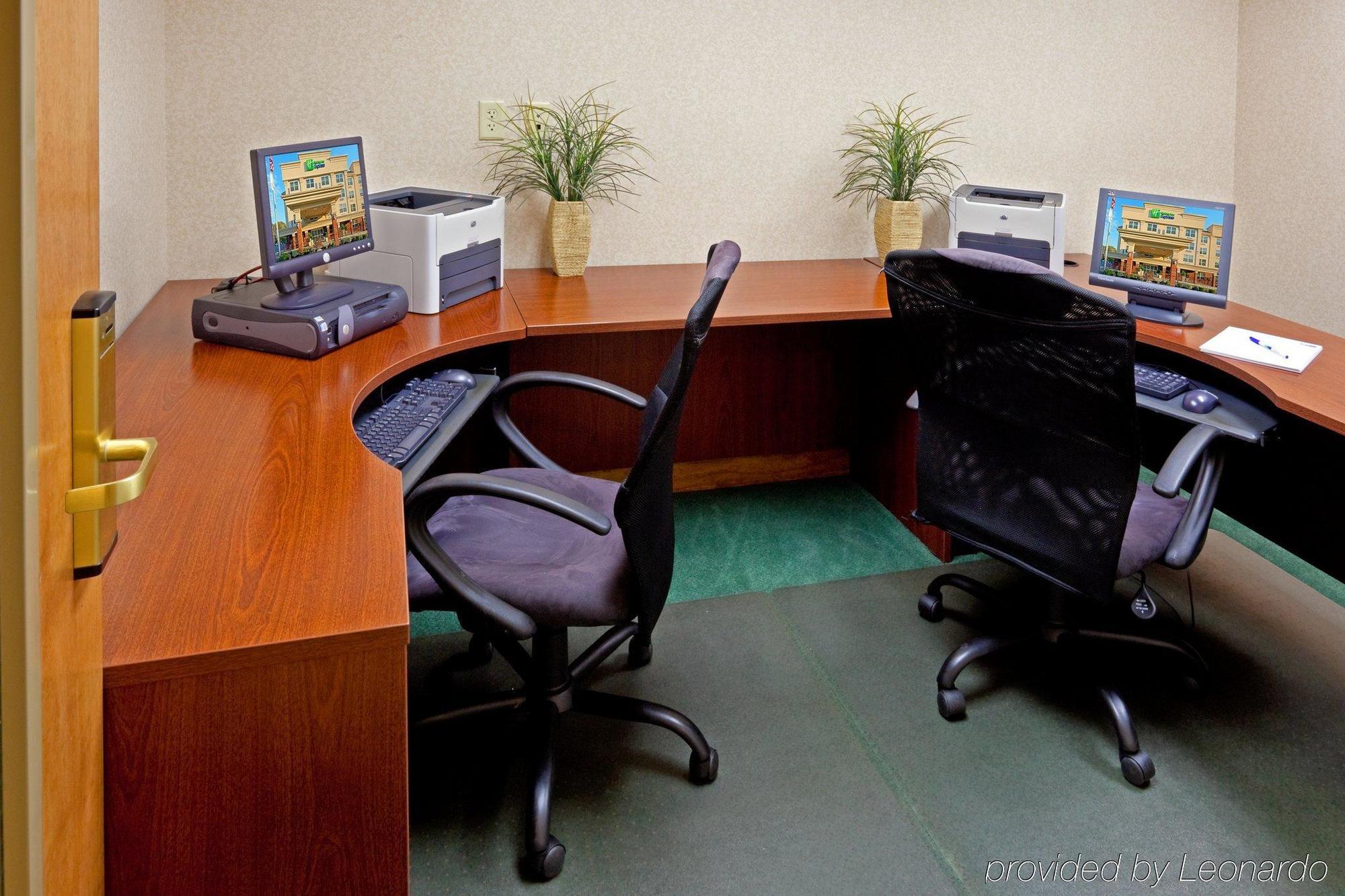 אבנל Holiday Inn Express Woodbridge By Ihg מראה חיצוני תמונה