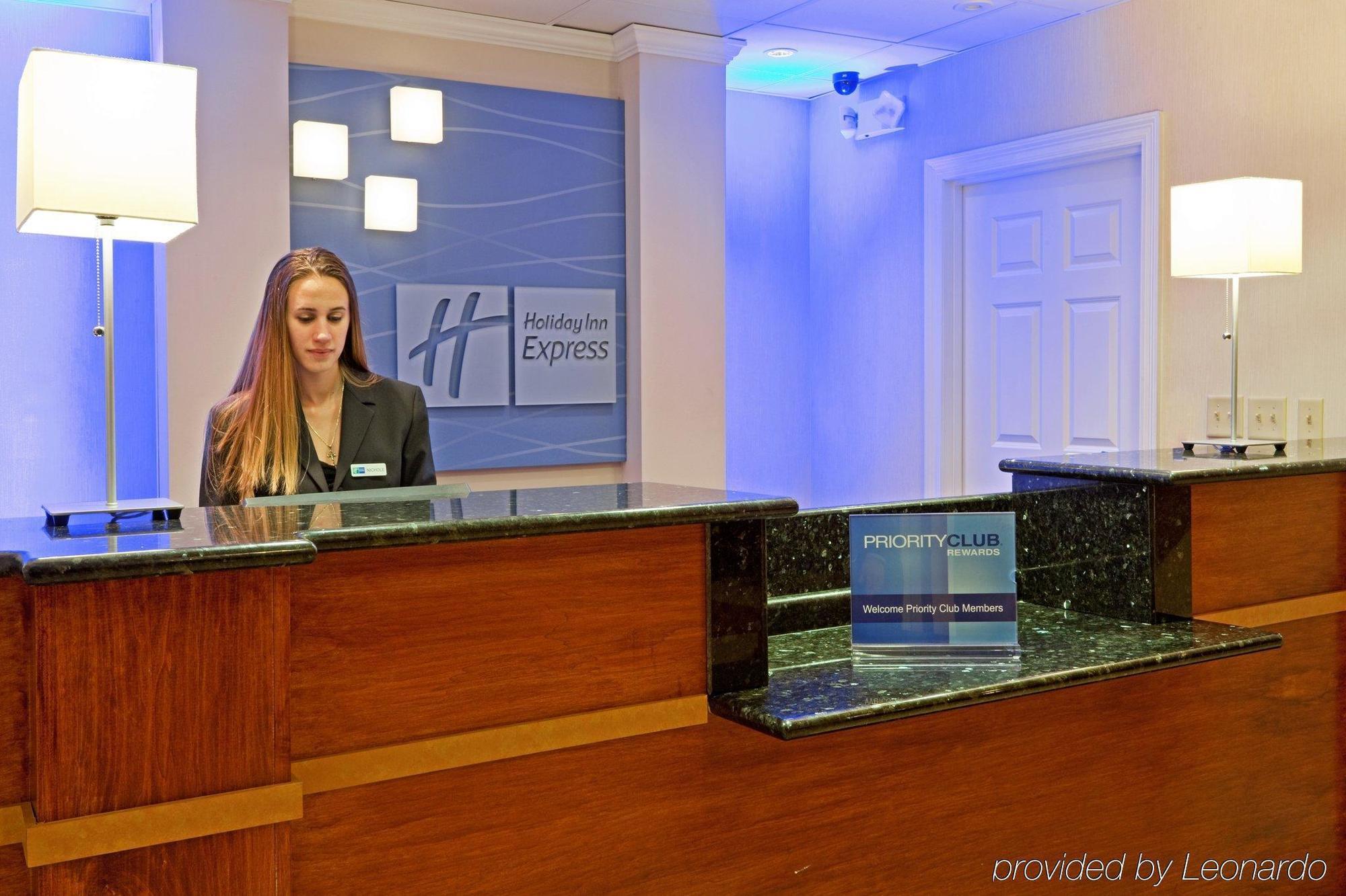 אבנל Holiday Inn Express Woodbridge By Ihg מראה פנימי תמונה