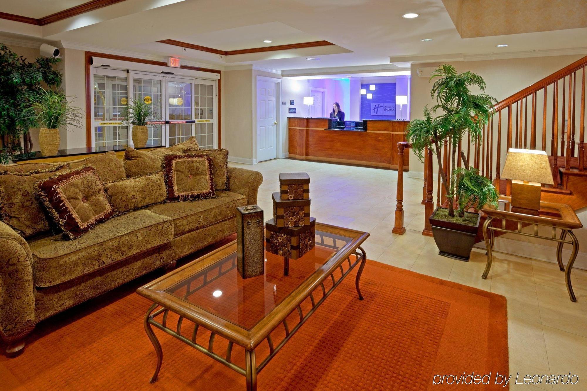 אבנל Holiday Inn Express Woodbridge By Ihg מראה פנימי תמונה