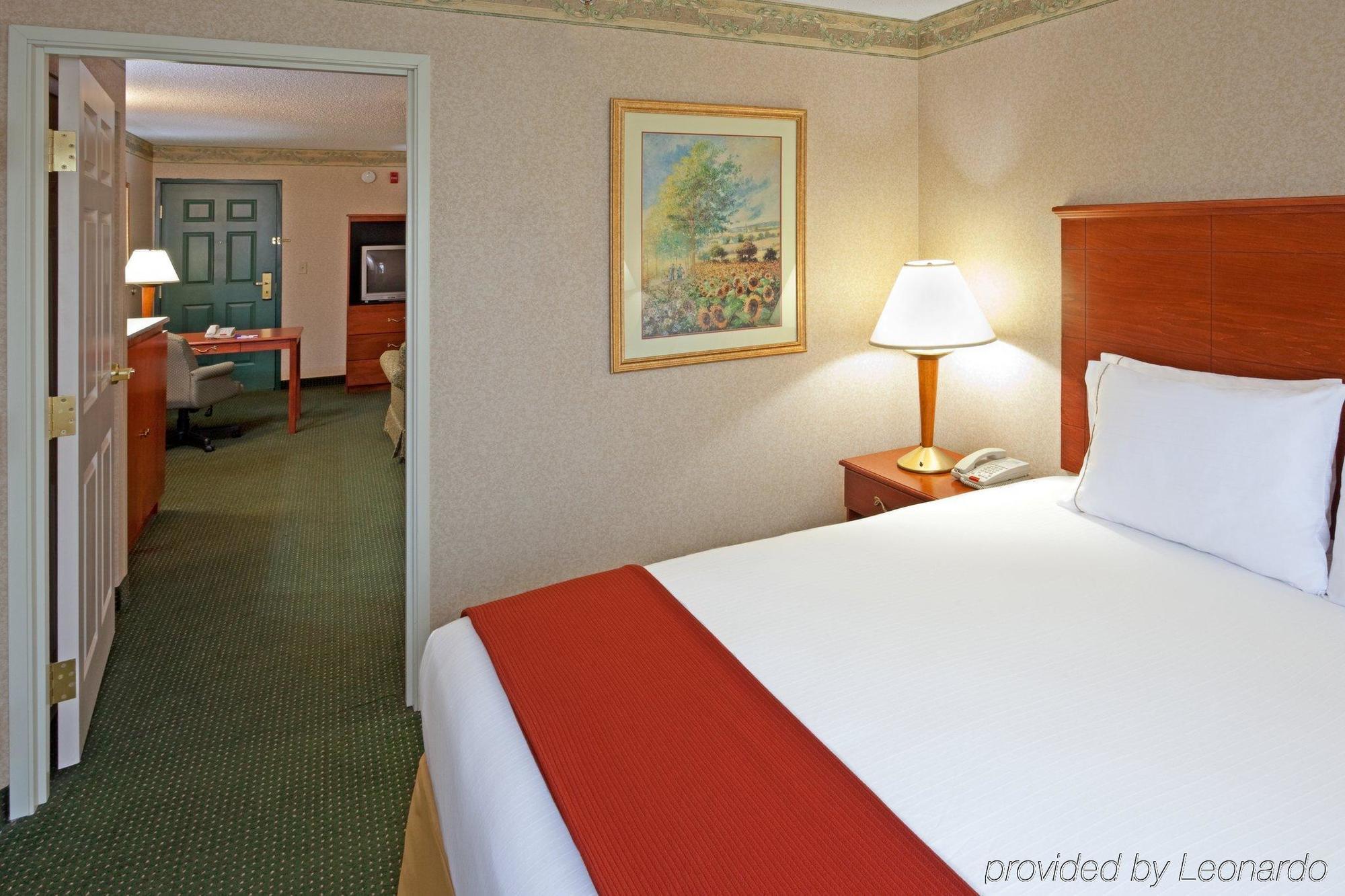 אבנל Holiday Inn Express Woodbridge By Ihg מראה חיצוני תמונה