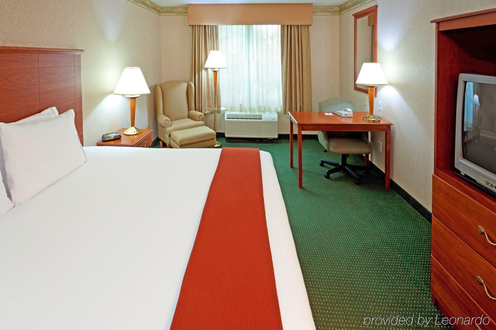 אבנל Holiday Inn Express Woodbridge By Ihg מראה חיצוני תמונה
