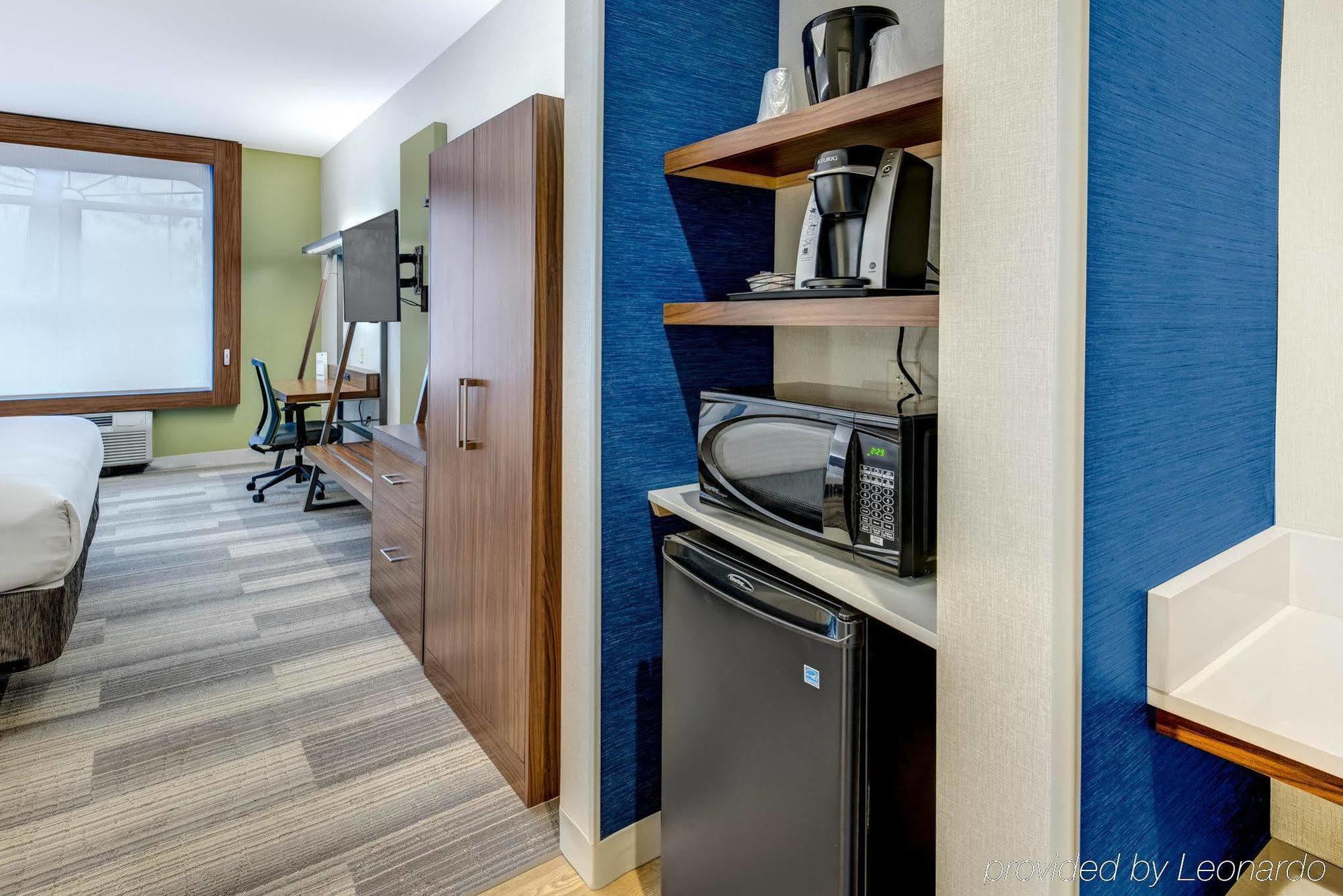 אבנל Holiday Inn Express Woodbridge By Ihg מראה חיצוני תמונה